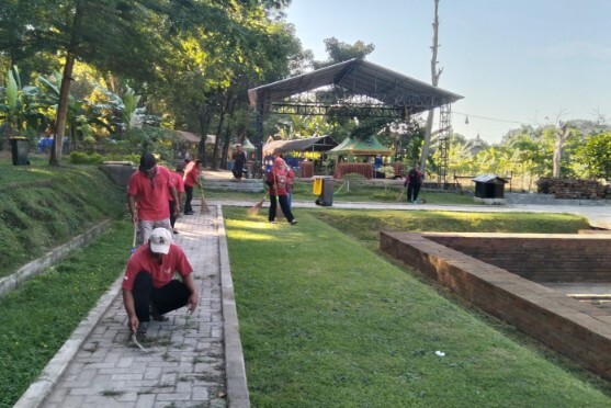 Kader PAC Nguntoronadi membersihkan area petirtaan Situs Dewi Sri di Desa Simbatan