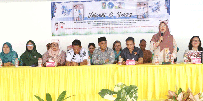 Kadis DPPPA Sri Wahyuni dan Plt Kadis Kominfo Akbar Putera Siregar berbicara di acara sosialisasi di Nagori Dolok Maraja