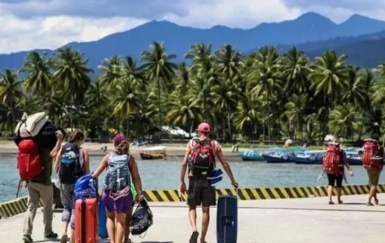 Wisatawan di Bandara Internasional I Gusti Ngurah Rai, Bali