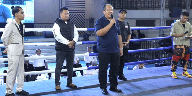 Bupati Asahan menerima penyerahan senjata tajam dari anggota geng motor di GOR Kisaran