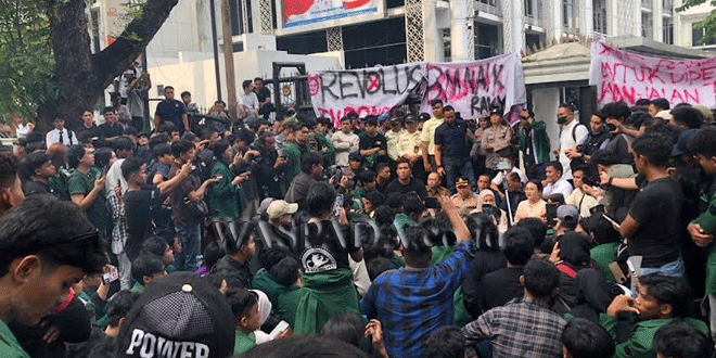 Aksi mahasiswa BEM USU di depan Gedung DPRD Sumut saat penyerahan tuntutan