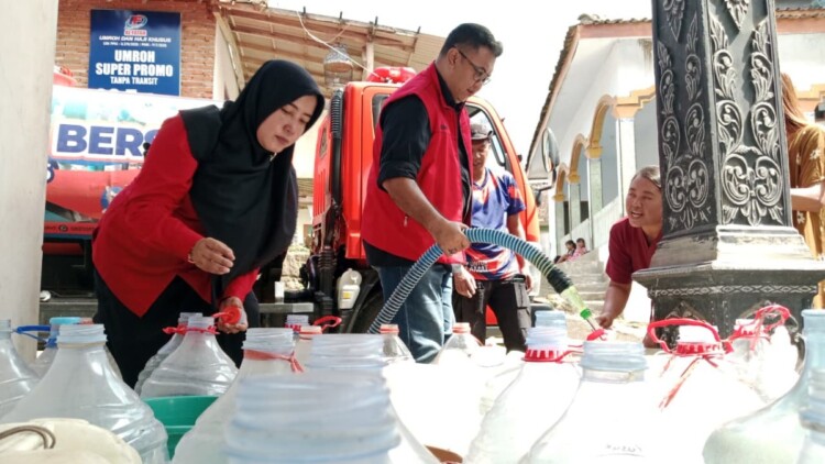 Truk tangki membagikan air bersih kepada warga Dusun Sumberbiru Bondowoso saat kemarau