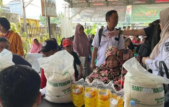 Distribusi beras bantuan pemerintah kepada keluarga penerima manfaat