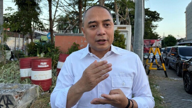 Armada penyedot air dan pemadam di lokasi genangan Surabaya