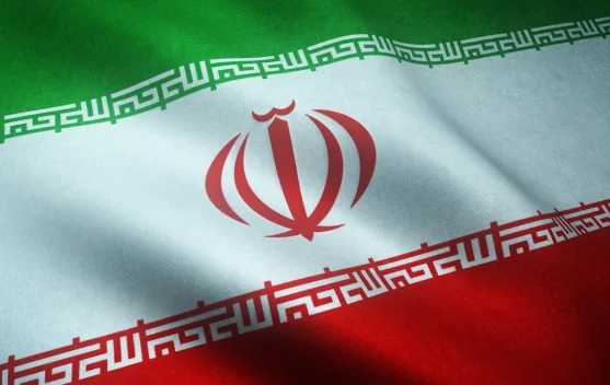 Ilustrasi bendera AS dan Iran dengan simbol perdamaian dan peta Selat Hormuz