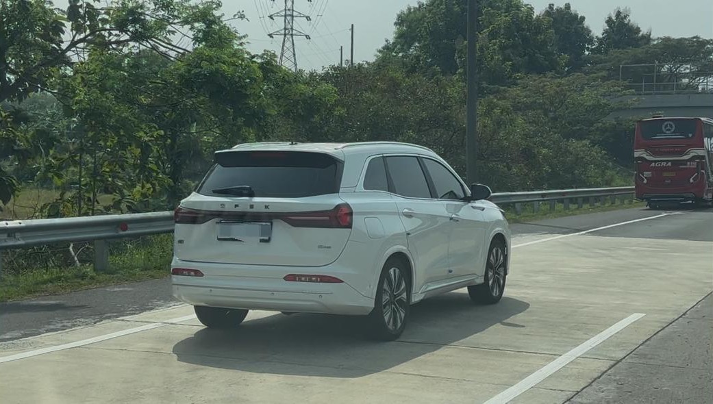 Penampakan SUV DFSK terbaru dengan fascia depan dan garis bodi samping yang terlihat jelas