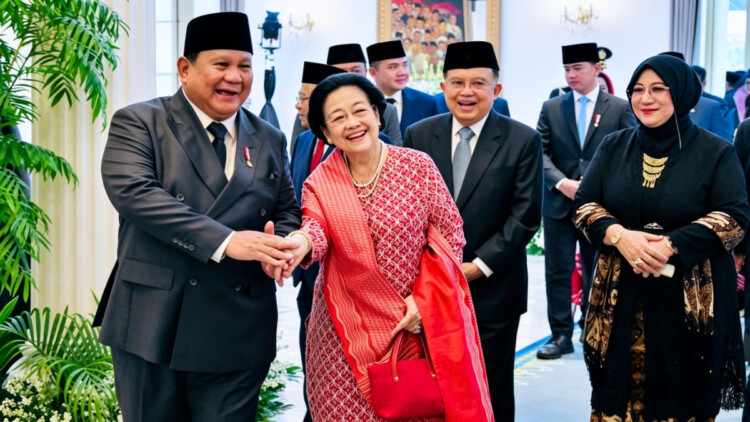 Megawati Soekarnoputri dan Prabowo Subianto dalam acara resmi berbincang