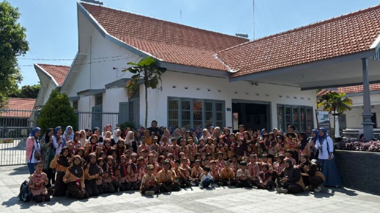 Siswa SD Bangle 02 mengunjungi situs sejarah Bung Karno di Blitar
