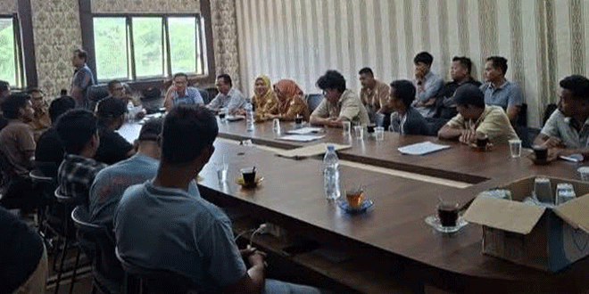 Pintu masuk pabrik PT BSM di Subulussalam saat operasional dihentikan