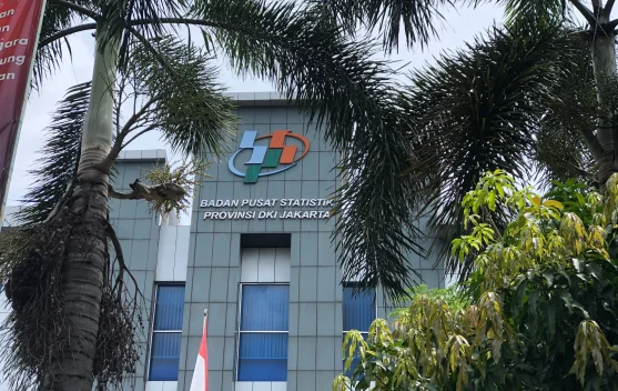 Petugas sensus berbincang dengan pelaku usaha di Jakarta saat pendataan ekonomi