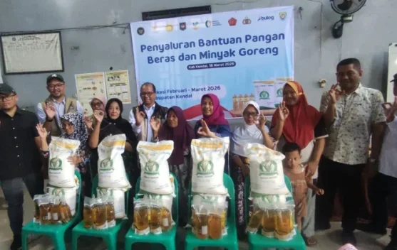 Distribusi beras bantuan pemerintah untuk keluarga penerima manfaat