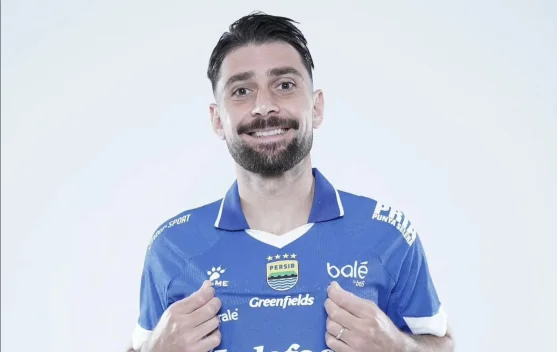 Frans Putros bersama jersey Persib dan selebrasi juara Super League 2025/2026