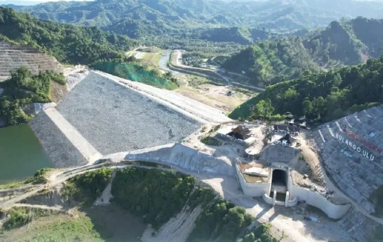Pemandangan lokasi Bendungan Bulango Ulu di Bone Bolango Gorontalo dengan proyek konstruksi