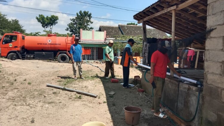 Penyaluran bantuan air bersih dan sembako untuk warga terdampak kekeringan di Bondowoso