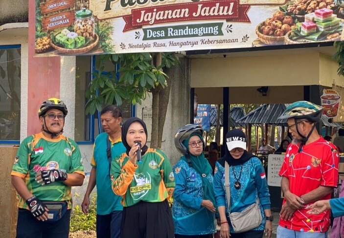 Pengunjung dan lapak kuliner tradisional di Pasar Ahad Jajanan Jadul Ecopark Randuagung