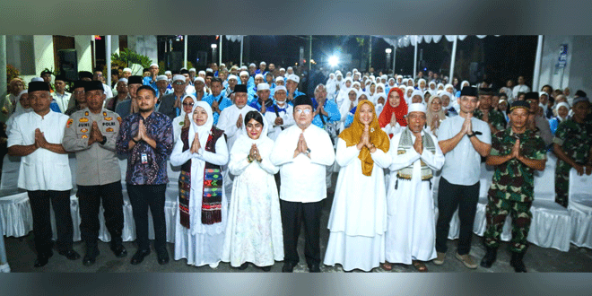 Wali Kota menyambut jamaah haji Pematangsiantar di halaman Balai Kota