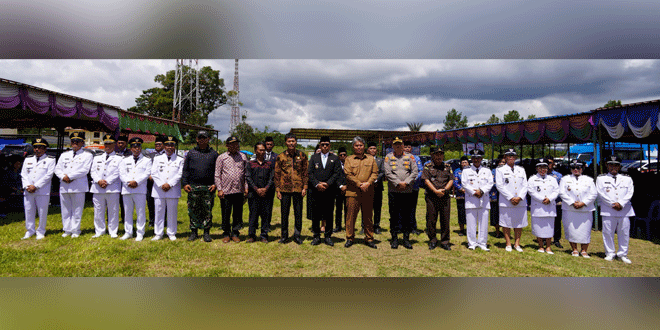 Bupati Jonius Hutabarat melantik pejabat di Lapangan Sepak Bola Desa Pakpahan