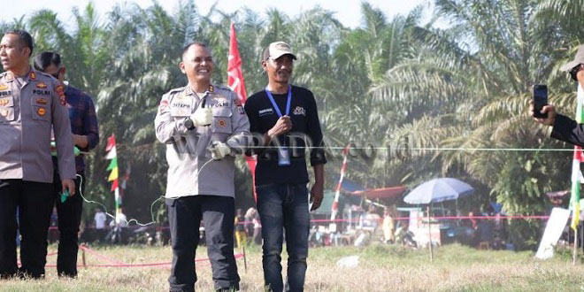 Warga dan peserta menerbangkan layang-layang di Festival Layang-Layang Perbaungan Serdang Bedagai