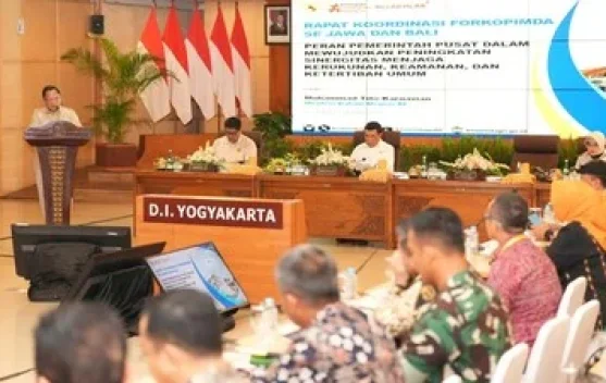Mendagri Muhammad Tito Karnavian memberi arahan di Gedhong Pracimosono, Kantor Gubernur DIY