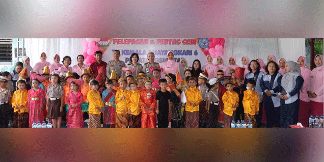 Anak-anak tampil di pentas seni TK Kemala Bhayangkari 06 Pematangsiantar