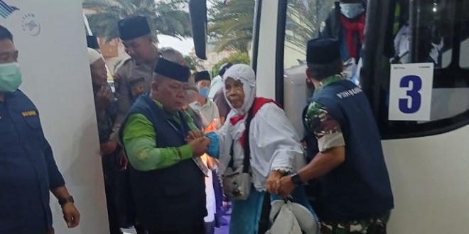 Keluarga menunggu kedatangan jamaah haji di Aula Madinatul Hajj KNIA