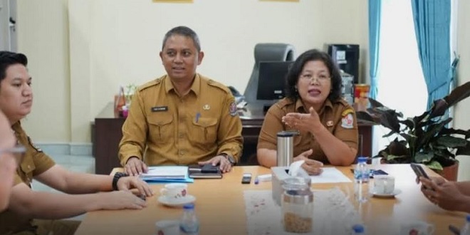 Baliho HUT APKASI dan HUT Deliserdang yang terpasang di lokasi acara
