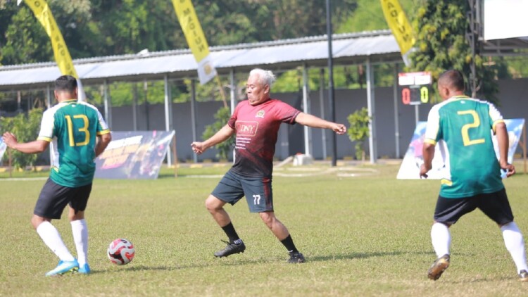 Fery Sudarsono bersama tim DPRD di Lapangan Tri Brata saat Turnamen Mini Soccer Piala Kapolres Madiun