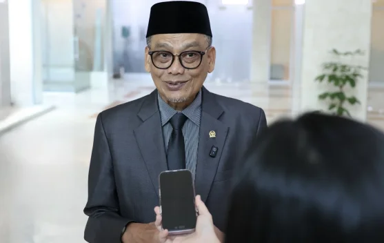 Ilustrasi mahasiswa dan gedung perguruan tinggi dengan catatan pendaftaran