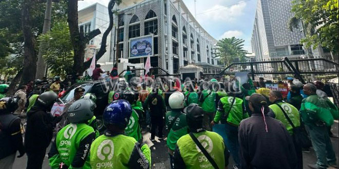 Pengemudi ojek online berunjuk rasa di depan Gedung DPRD Sumatera Utara