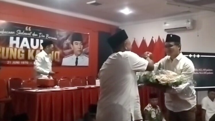 Petani membawa tumpeng nasi jagung saat Haul Bung Karno di Jember