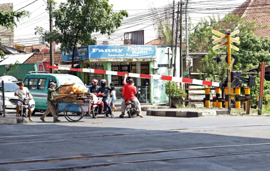 Kereta penumpang dan kereta barang berhenti di Stasiun Tanjungkarang Lampung