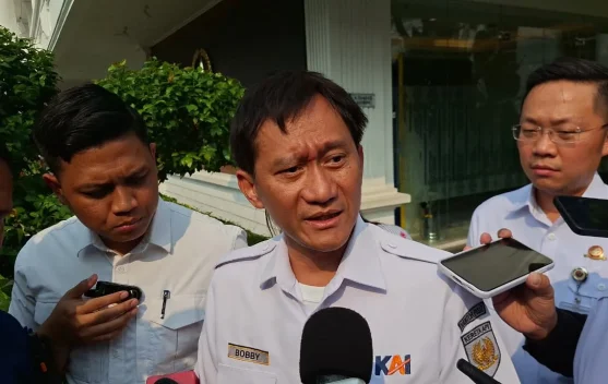 Petugas menutup pelintasan kereta api di wilayah perkotaan untuk keselamatan
