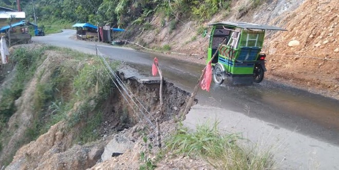 Jalan lintas Sosopan rusak dengan truk pengangkut hasil pertanian terjebak