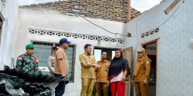 Wakil Bupati Adlin menyerahkan bantuan kepada korban puting beliung di Perbaungan