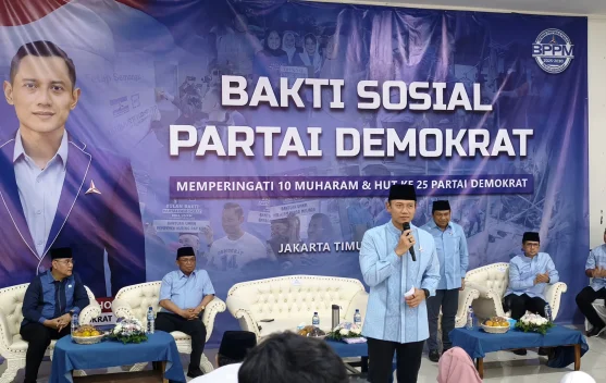Agus Harimurti Yudhoyono menyerahkan paket sembako kepada warga di Rusun PIK 2 Penggilingan, Cakung