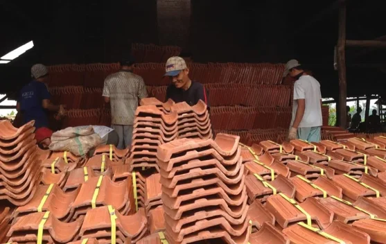 Perajin genteng bekerja di pabrik genteng Jatiwangi, Majalengka