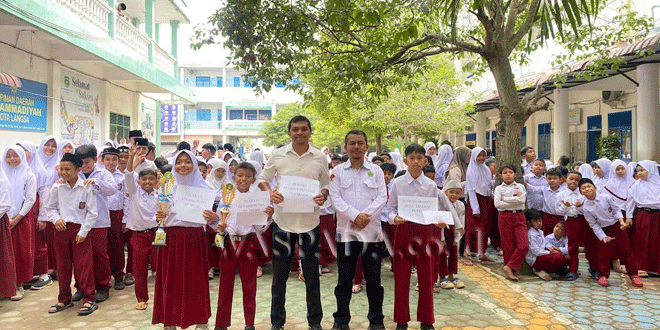 Kepala sekolah memberi penghargaan kepada siswa peraih juara O2SN 2026 di SD 2 Muhammadiyah Langsa