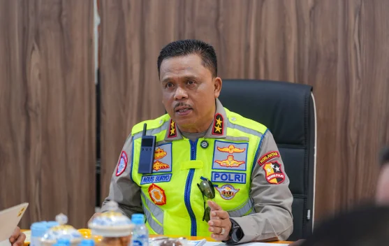 Petugas lalu lintas melakukan operasi dengan sistem ETLE selama Operasi Patuh 2026