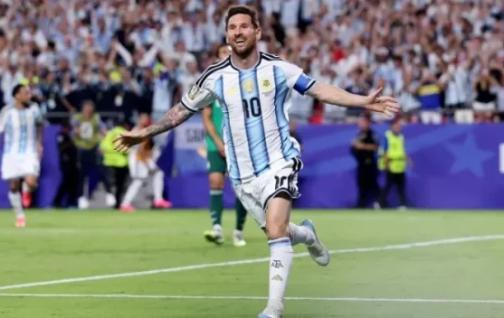 Lionel Messi merayakan gol saat Argentina melawan Aljazair di Kansas City
