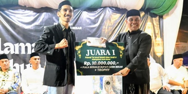Peserta pawai Tahun Baru Islam dengan mobil hias dan barisan obor di Aceh Besar