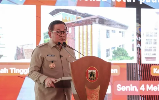 Ilustrasi bus Transjabodetabek beroperasi di jalan raya