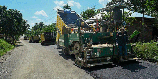Pekerjaan perbaikan jalan dan pengaspalan di ruas Hutaimbaru-Sipiongot Paluta