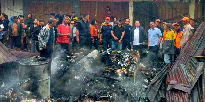 Asap dan petugas pemadam di lokasi kebakaran Pasar Dwikora Pematangsiantar