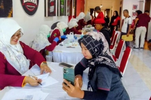 Warga mengikuti pemeriksaan kesehatan gratis di kantor DPC PDI Perjuangan Magetan, 28 Juni 2026