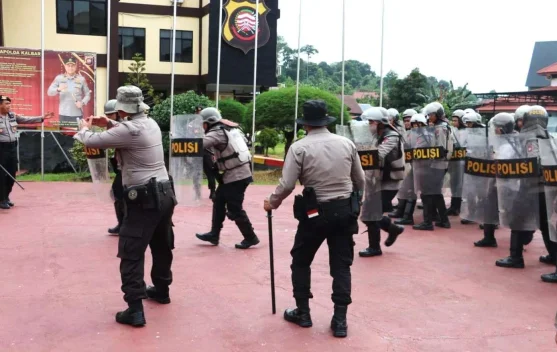 Polisi bersikap humanis saat mengawal demonstrasi untuk menjaga ketertiban publik