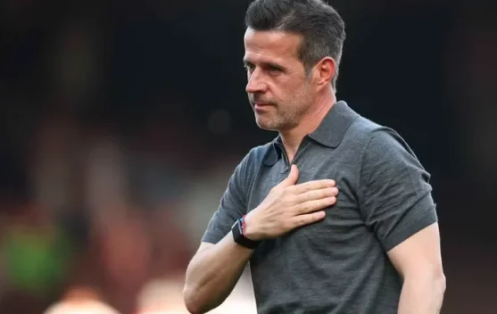 Marco Silva mengangkat tangan saat meninggalkan lapangan Craven Cottage