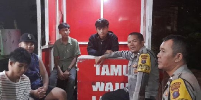 Bhabinkamtibmas berjaga di Pos Satkamling Siantar Timur malam hari