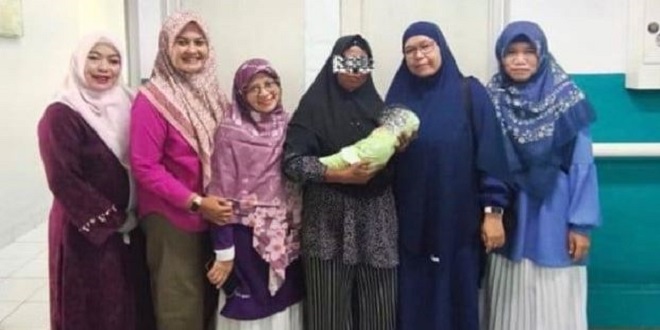 Tim Dinas Sosial Aceh dan keluarga saat serah terima bayi di RSUD Meuraxa Banda Aceh