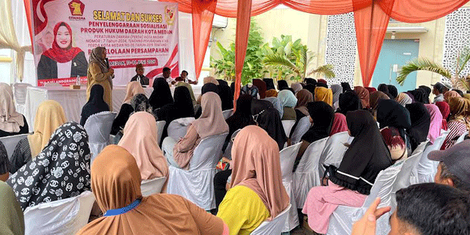 Pelari melintasi pemandangan Danau Toba saat TOTK Lake Toba 2026 di Samosir
