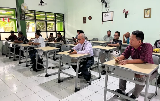 Ayah berbicara dengan anak untuk mencegah ketergantungan gawai, ilustrasi program GEMAR